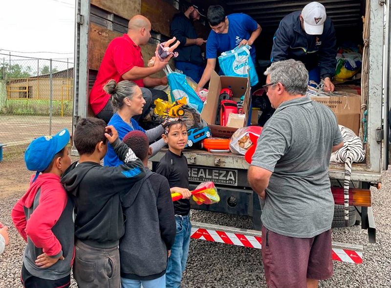 Brinquedos recuperam a alegria no Dia da Criança