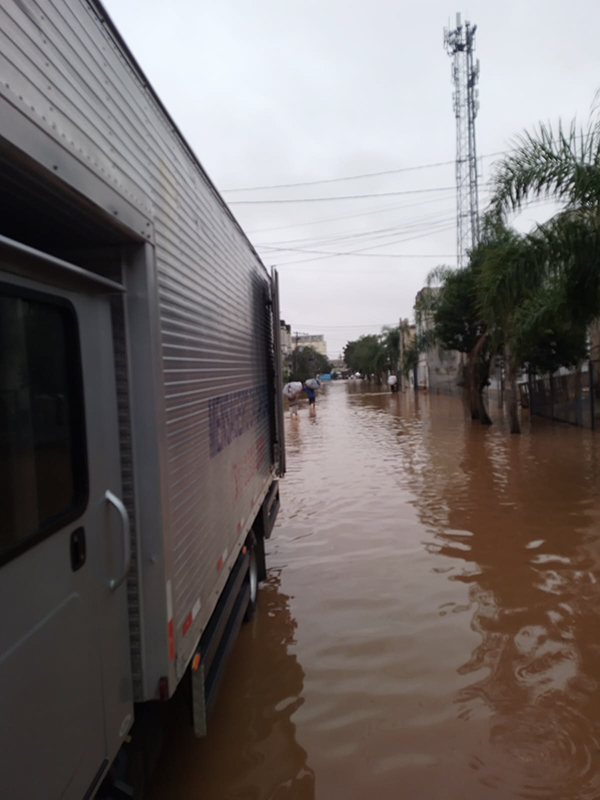 Mensageiro da Caridade auxilia população afetada pela enchente